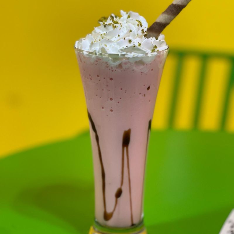 ÇİLEKLİ MILKSHAKE